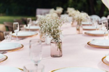 Masanın üzerinde kurumuş çiçeklerle dekoratif bir vazo var. Çatıda dinlenmek için güzel bir yaz yeri.