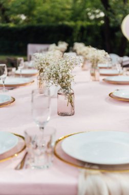 Masanın üzerinde kurumuş çiçeklerle dekoratif bir vazo var. Çatıda dinlenmek için güzel bir yaz yeri.