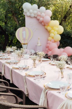 Masanın üzerinde kurumuş çiçeklerle dekoratif bir vazo var. Çatıda dinlenmek için güzel bir yaz yeri.