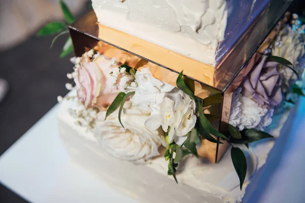 有三层的正方形婚礼蛋糕 在引导照明的背景下 在乌克兰举行的高级婚礼在夜光灯泡的照耀下 婚礼甜点 婚礼装饰 — 图库照片