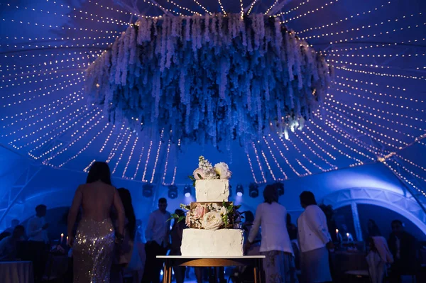 Large Square Wedding Cake Three Floors Backdrop Led Lighting Premium — Stock Photo, Image