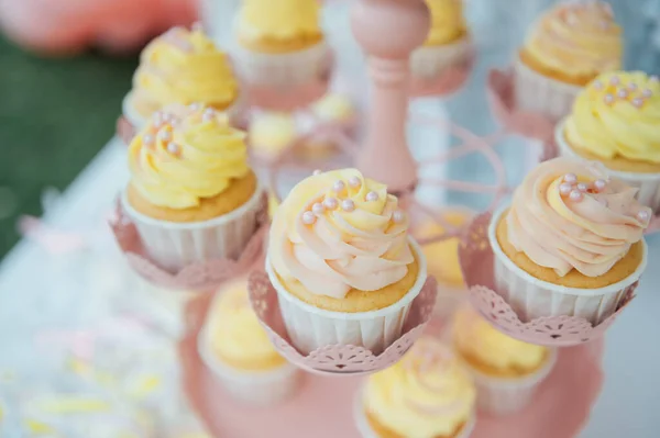 День Народження Дитини Французькі Макарони Торті Стоять Candy Бар Макароном — стокове фото