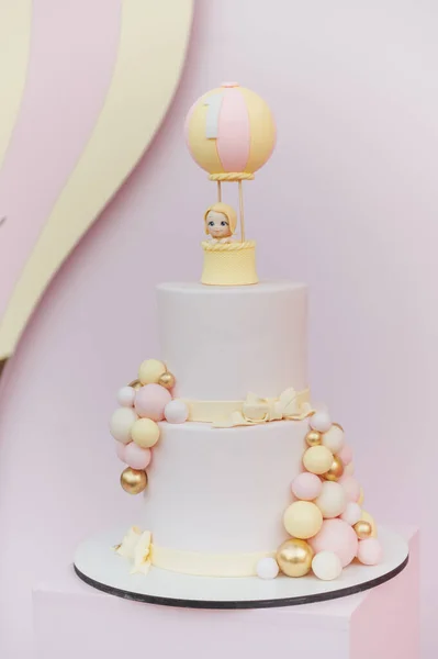 第一个生日粉红蛋糕 上面有蛋糕碎的装饰品 — 图库照片