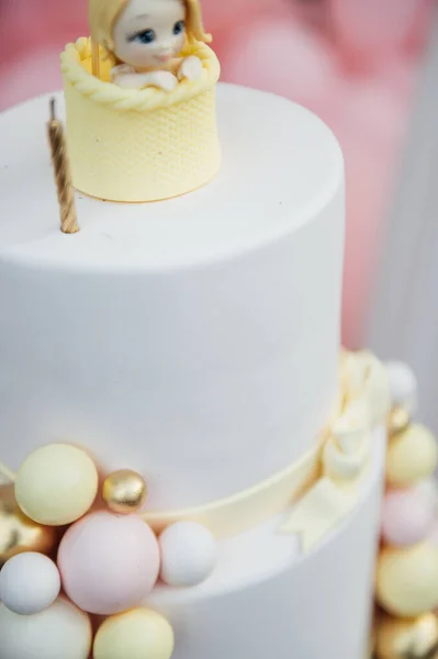 ケーキスマッシュのための装飾と最初の誕生日ピンクケーキ — ストック写真