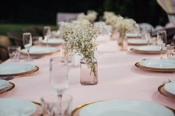 Bordet Finns Dekorativ Vas Med Torkade Blommor Vackert Sommarläge För — Stockfoto
