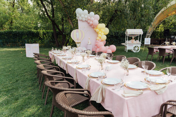 На столе - декоративная ваза с сушеными цветами. Летнее место для отдыха на крыше