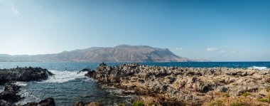 Akdeniz ve Girit 'in Rocky Sahili, Yunanistan Yeri Balos yakınlarında.