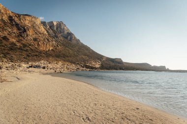 Sarı kum, kayalık arazi ve Girit 'te Akdeniz. Yunanistan 'ın inanılmaz manzaraları. Balos Körfezi