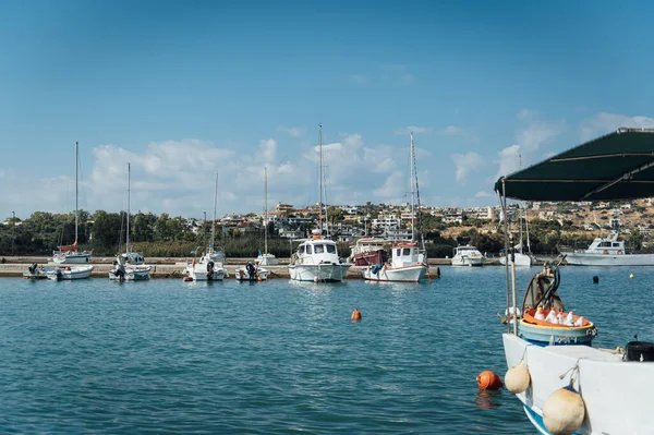 希腊克里特岛港口的渔船 — 图库照片