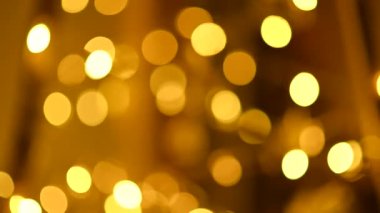 Kalabalığın önünde dans eden Bulanık Arkaplan Parti Şovu.