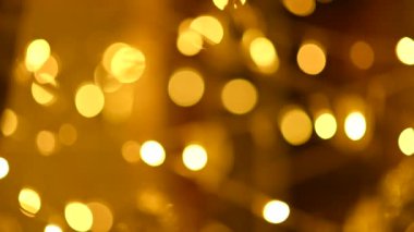 Kalabalığın önünde dans eden Bulanık Arkaplan Parti Şovu.