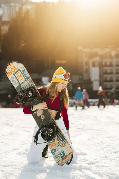Beautiful Girl Snowboarder Sits Slope Resting Difficult Descent Sunny Day —  Fotos de Stock