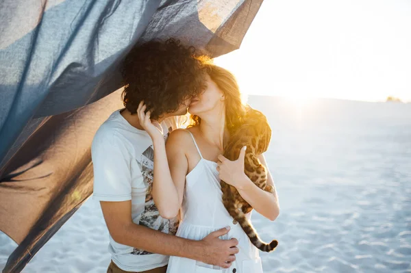 Uma Menina Feliz Com Gato Nos Braços Beija Suavemente Namorado — Fotografia de Stock