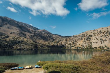 Yunanistan 'daki Kournas Dağı Gölü. Sıcak bir yaz günü ve gölde sakin bir su.