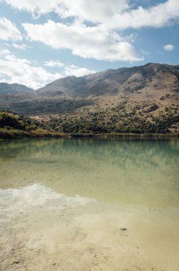 Yunanistan 'daki Kournas Dağı Gölü. Sıcak bir yaz günü ve gölde sakin bir su.