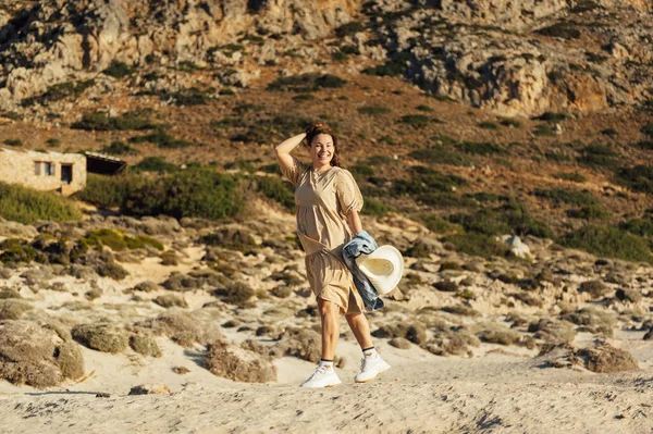 아름답고 소녀가걸어 바로스 크레타섬의 사진을 찍는다 — 스톡 사진