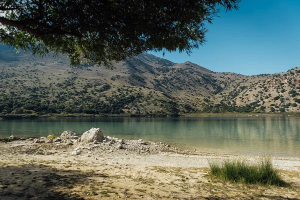 Lago Montaña Kournas Grecia Acogedor Día Verano Aguas Tranquilas Lago — Foto de Stock