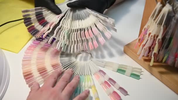 Vrouw Handen Houden Manicure Nagel Kleur Monsters Palet Schoonheid Gezondheid — Stockvideo