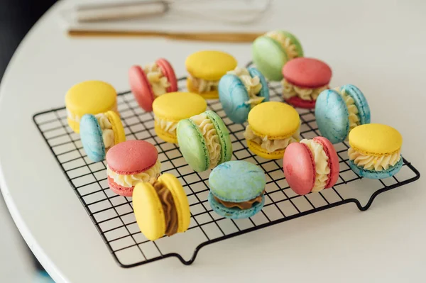 Macarons Coloridos Franceses Tradicionais Linhas Uma Malha Metal — Fotografia de Stock