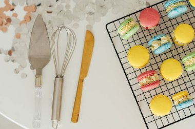 Metal bir ağ üzerinde geleneksel Fransız rengarenk badem kurabiyeleri.