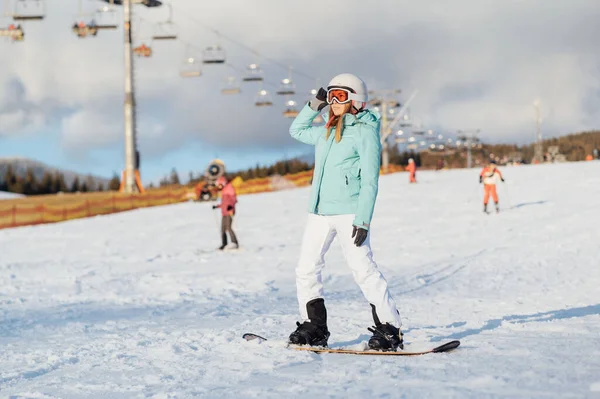 Beautiful Girl Snowboarder Stands Slope Prepares Descend Sunny Day — Fotografie, imagine de stoc