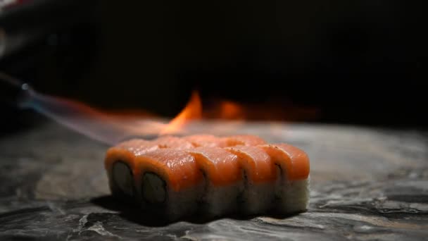 Σούσι Καύση Ψήσιμο Ρολά Σύμφωνα Μια Παραδοσιακή Ιαπωνική Συνταγή — Αρχείο Βίντεο
