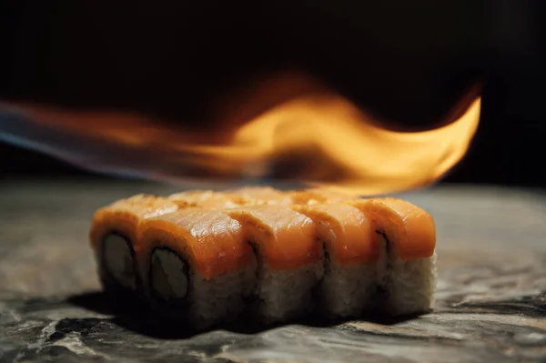 寿司の燃焼 日本の伝統的なレシピに従ってロールを焙煎 ストックフォト