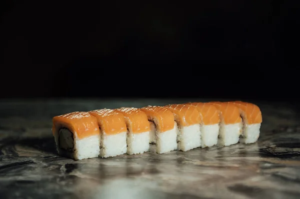 Delizioso Rotolo Sushi Fresco Tradizionale Impostato Uno Sfondo Grigio Senza — Foto Stock