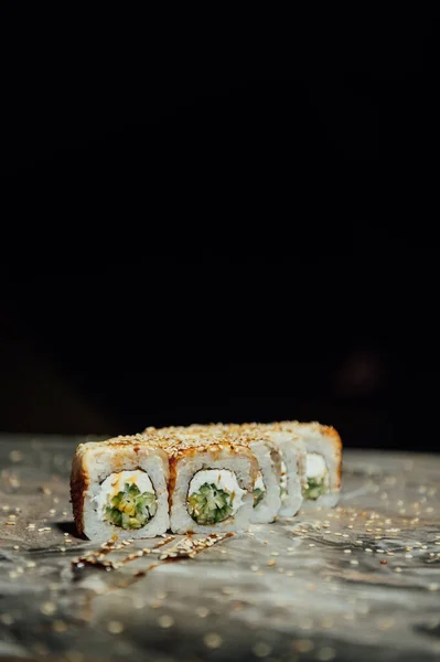Sai Roll Sushi Királyi Garnélával Avokádóval Krémsajttal Szezámmal Sushi Menü — Stock Fotó