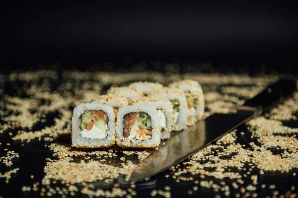 Sai Roll Sushi Királyi Garnélával Avokádóval Krémsajttal Szezámmal Sushi Menü — Stock Fotó