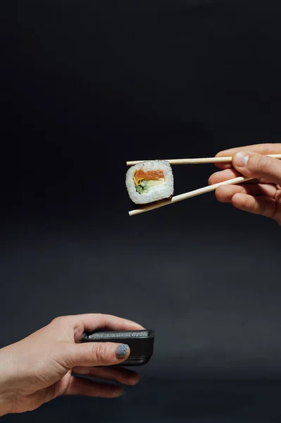 Дівчата Тримають Суші Рулони Бамбуковими Паличками Японська Традиційна Їжа — стокове фото
