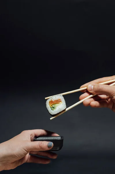Дівчата Тримають Суші Рулони Бамбуковими Паличками Японська Традиційна Їжа — стокове фото