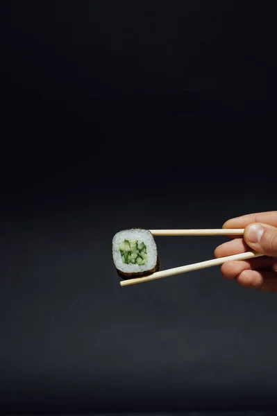 Lányok Kezükben Tartják Sushi Tekercset Bambusz Rudakkal Japán Hagyományos Élelmiszer — Stock Fotó