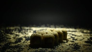 Geleneksel Japon yemek ruloları ve sushi sushi her taraftan gelen parlak ışıkla aydınlatılır..