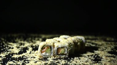 Geleneksel Japon yemek ruloları ve sushi sushi her taraftan gelen parlak ışıkla aydınlatılır..