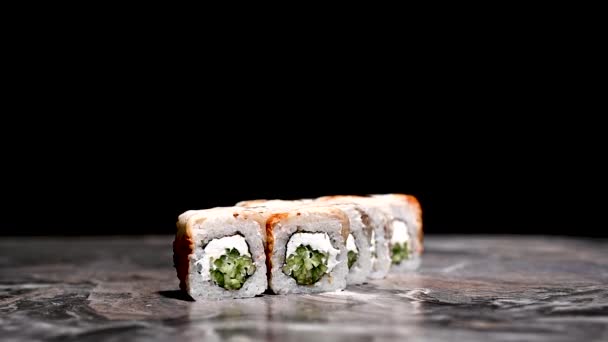 Proces Vaření Sushi Rollu Filadelfie Zblízka Sushi Mistr Rozseká Rohlík — Stock video