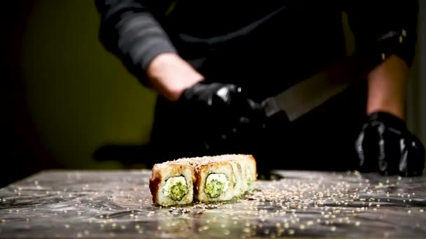 Cozinheiros Polvilham Sementes Gergelim Comida Japonesa Tradicional Sushi Rolos Sai — Vídeo de Stock