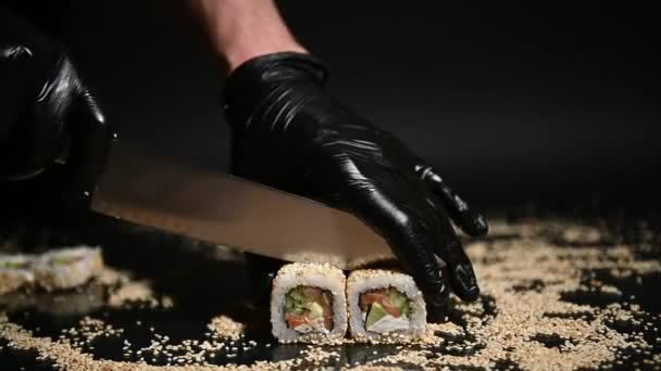 Kucharz Kroi Bułki Planszy Nasionami Sezamu Tradycyjne Japońskie Jedzenie Sushi — Wideo stockowe