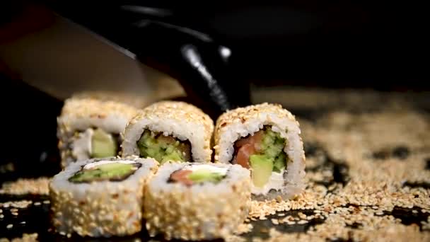 Кухар Нарізає Рулони Дошці Кунжутом Традиційна Японська Кухня Сай Рол — стокове відео