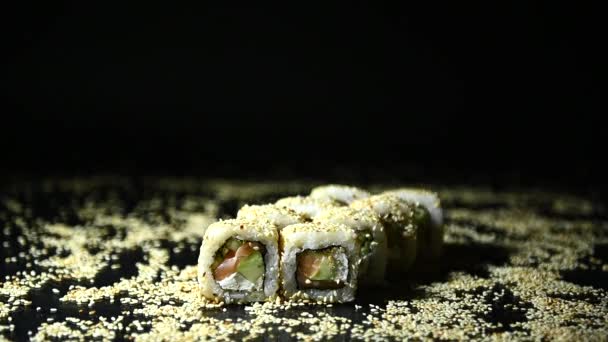 Los Tradicionales Rollos Comida Japonesa Sushi Sésamo Están Iluminados Por — Vídeo de stock