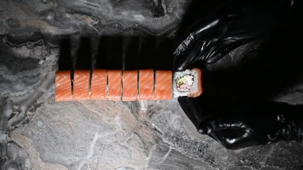 Proces Vaření Sushi Rollu Filadelfie Zblízka Sushi Mistr Rozseká Rohlík — Stock video
