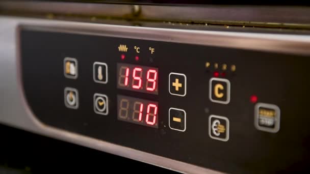 Kok Maakt Een Temperatuur Tijd Instelling Een Elektrische Oven Voor — Stockvideo