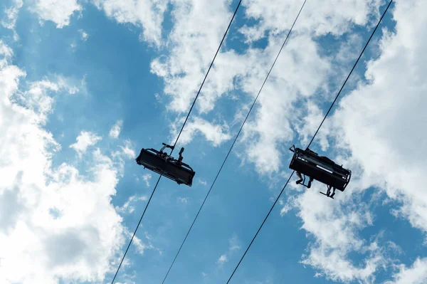 Mavi Bulutlu Bir Gökyüzünün Arka Planında Dört Koltuklu Asansör Turistler — Stok fotoğraf