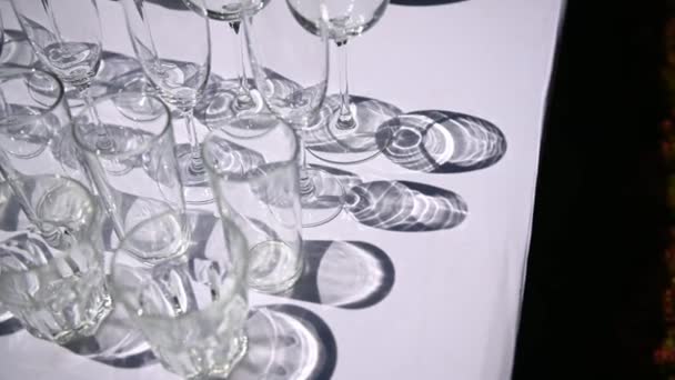 Hermosos Vasos Cristal Vacíos Lujo Están Sobre Mesa Sobre Fondo — Vídeo de stock