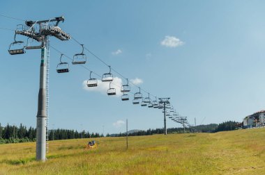 Asansörden Karpat dağlarına bak. Turistler manzaraya bakarak hareket ederler..