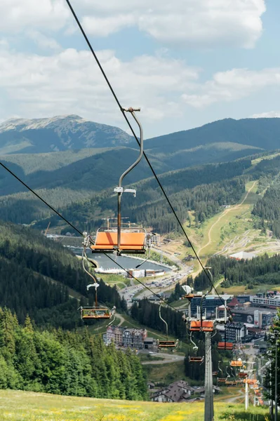 Vedere Lift Munții Carpați Turiștii Uită Peisaje — Fotografie, imagine de stoc