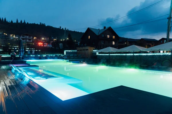 우크라 이나의 카르파티아 산맥에 호텔에서 색깔의 조명을 받으며 수영하는 로열티 프리 스톡 이미지