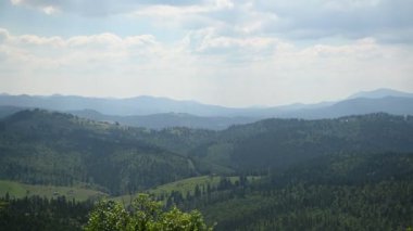 Yeşil Ukrayna dağları. Yaz zamanı. En büyük zirvelerin güzel manzarası. Seyahat geçmişi. Güzellik dünyasını keşfediyorum. Karpat Dağları. Ukrayna. Avrupa.