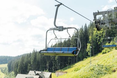 Asansörden Karpat dağlarına bak. Turistler manzaraya bakarak hareket ederler..