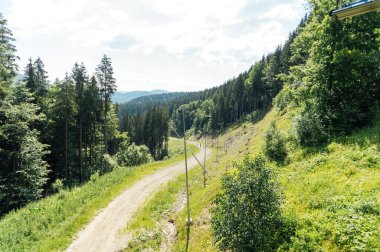 Yeşil Ukrayna dağları. Yaz zamanı. En büyük zirvelerin güzel manzarası. Seyahat geçmişi. Güzellik dünyasını keşfediyorum. Karpat Dağları. Ukrayna. Avrupa.
